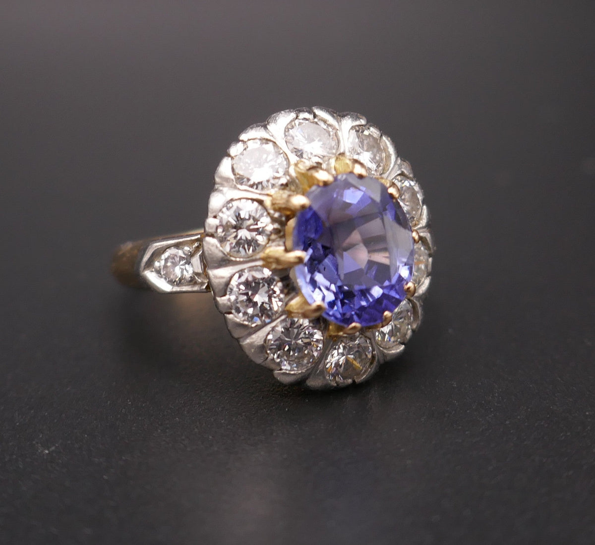 Bague pompadour saphir de Ceylan non chauffé 2 carats et diamants. Certificat de laboratoire