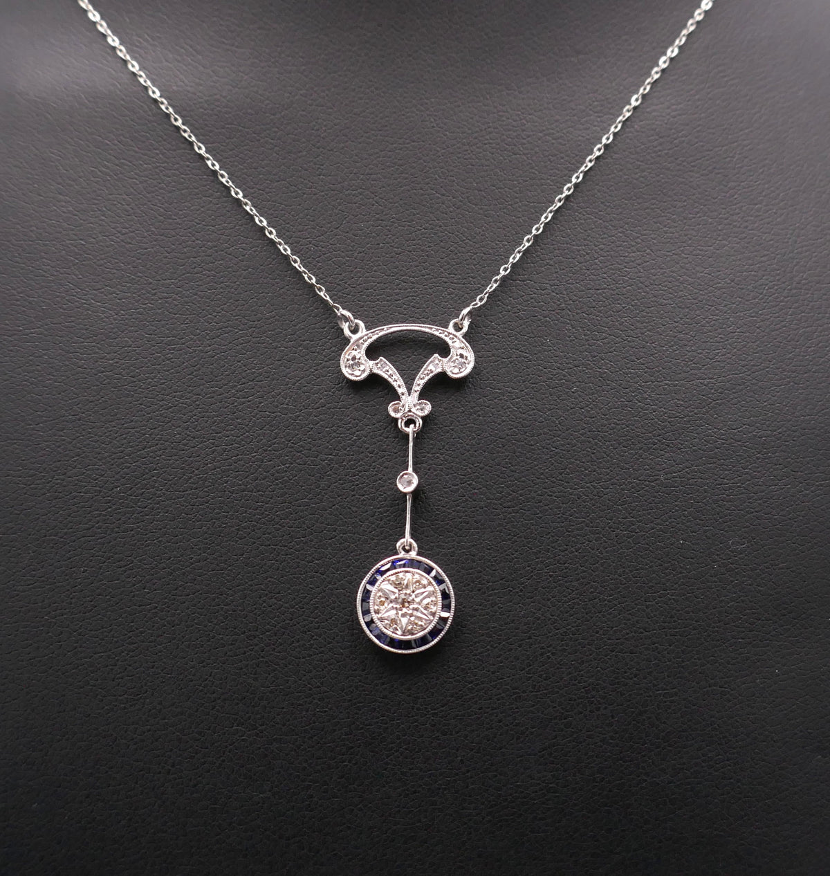Collier Belle époque, diamants et saphirs calibrés.