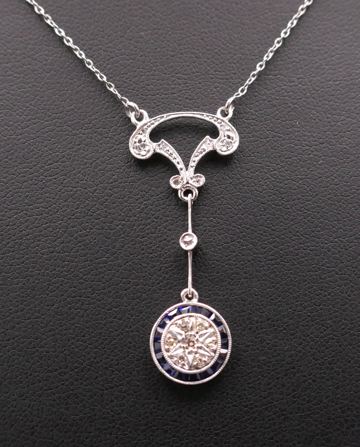 Collier Belle époque, diamants et saphirs calibrés.