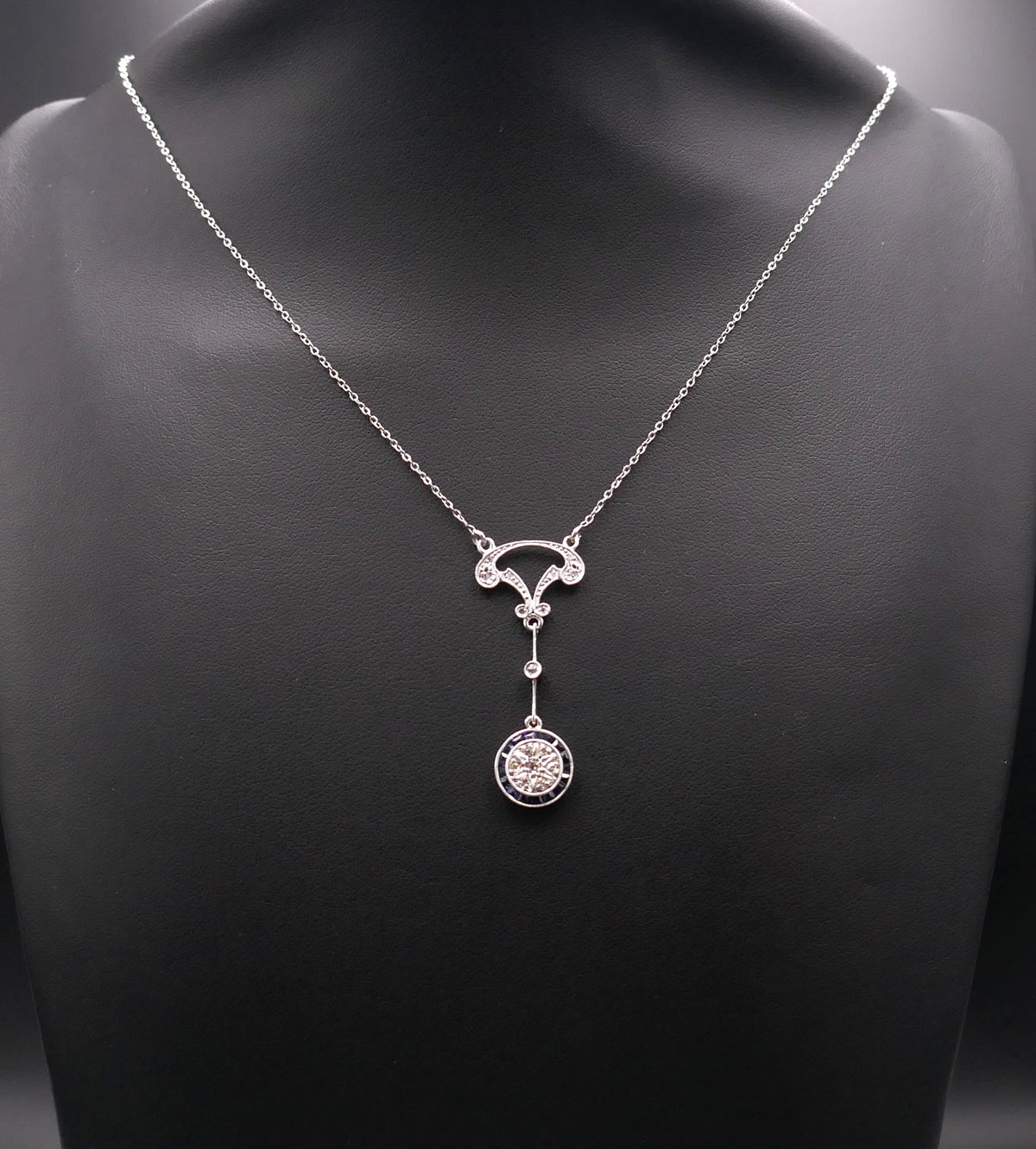 Collier Belle époque, diamants et saphirs calibrés.