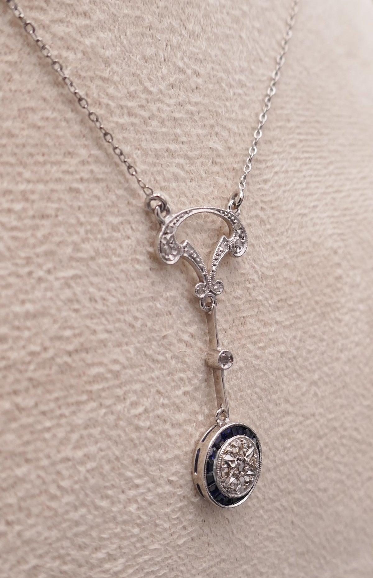 Collier Belle époque, diamants et saphirs calibrés.