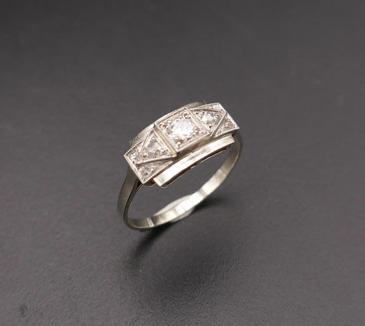 Bague diamants, monture en or 18 carats et platine.