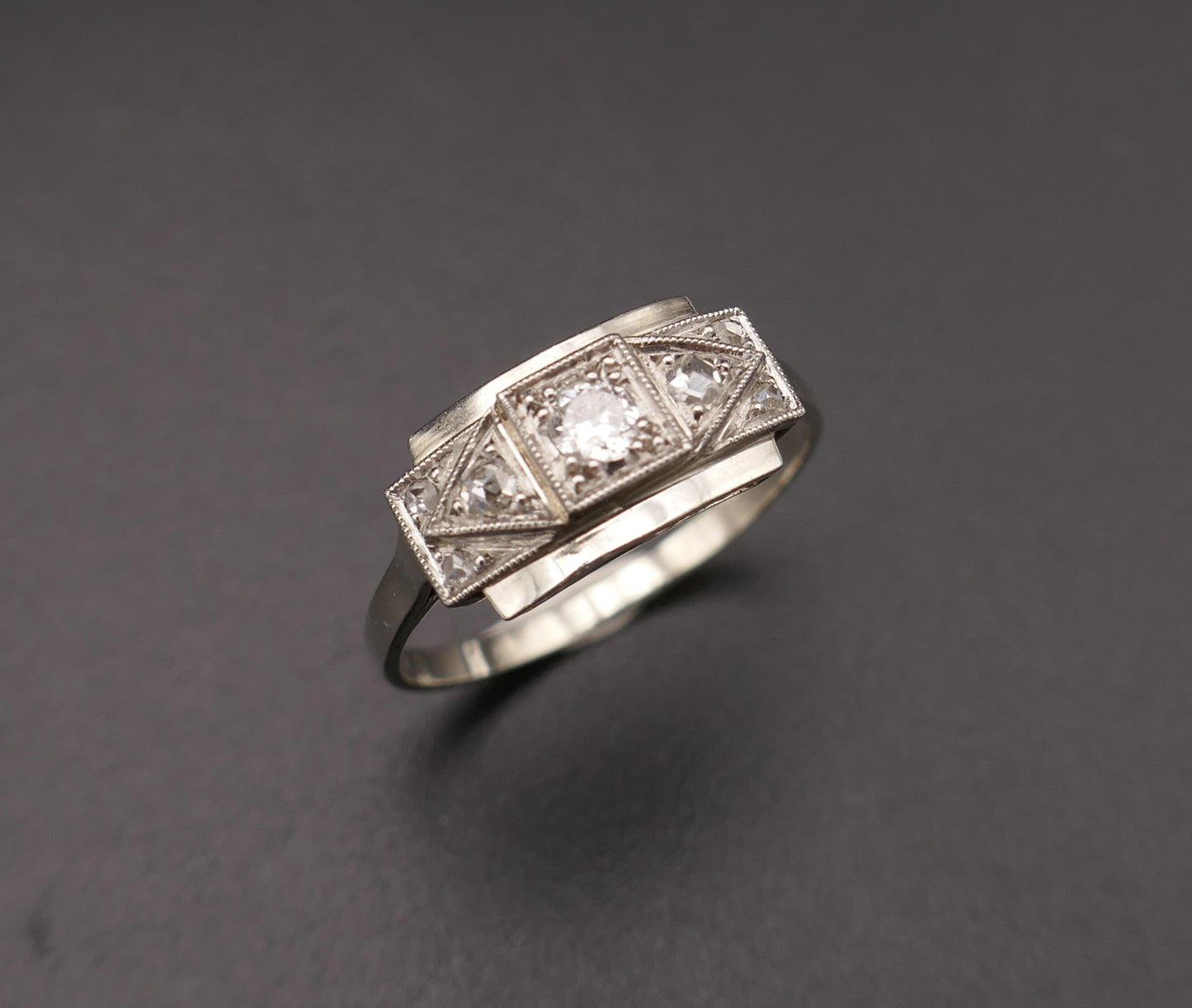 Bague diamants, monture en or 18 carats et platine.