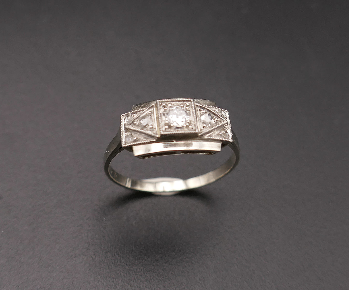Bague diamants, monture en or 18 carats et platine.