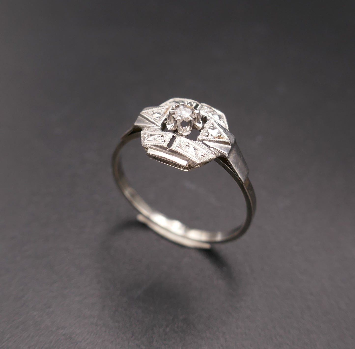 Bague Art Déco or et platine ornée d'un diamant.
