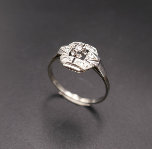 Bague Art Déco or et platine ornée d'un diamant.