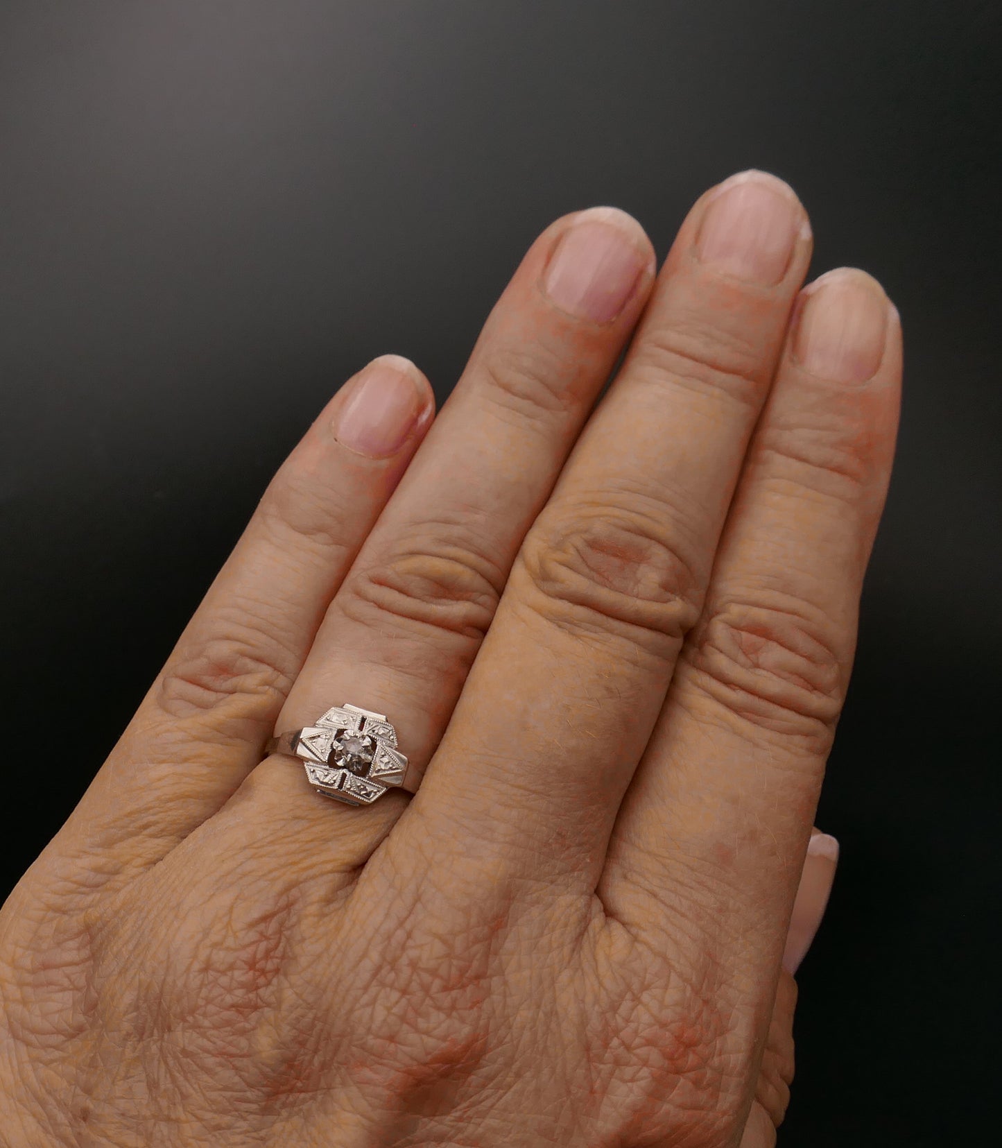Bague Art Déco or et platine ornée d'un diamant.