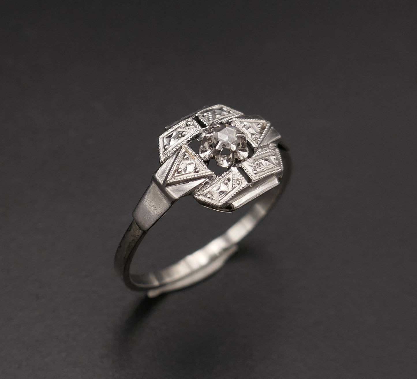 Bague Art Déco or et platine ornée d'un diamant.