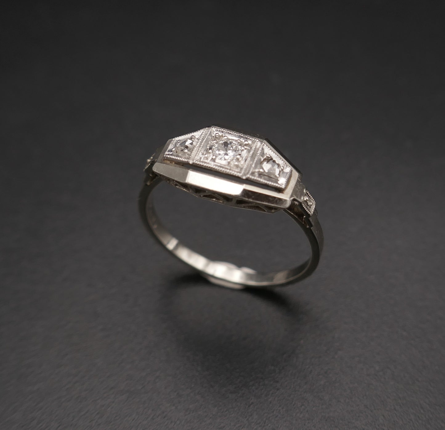 Bague Art Déco sertie d'un diamant épaulé de diamants taille rose, or et platine.