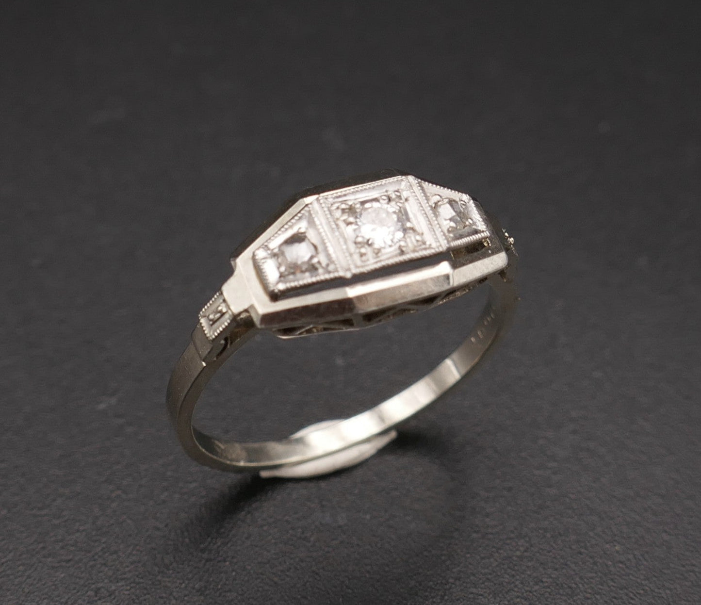Bague Art Déco sertie d'un diamant épaulé de diamants taille rose, or et platine.