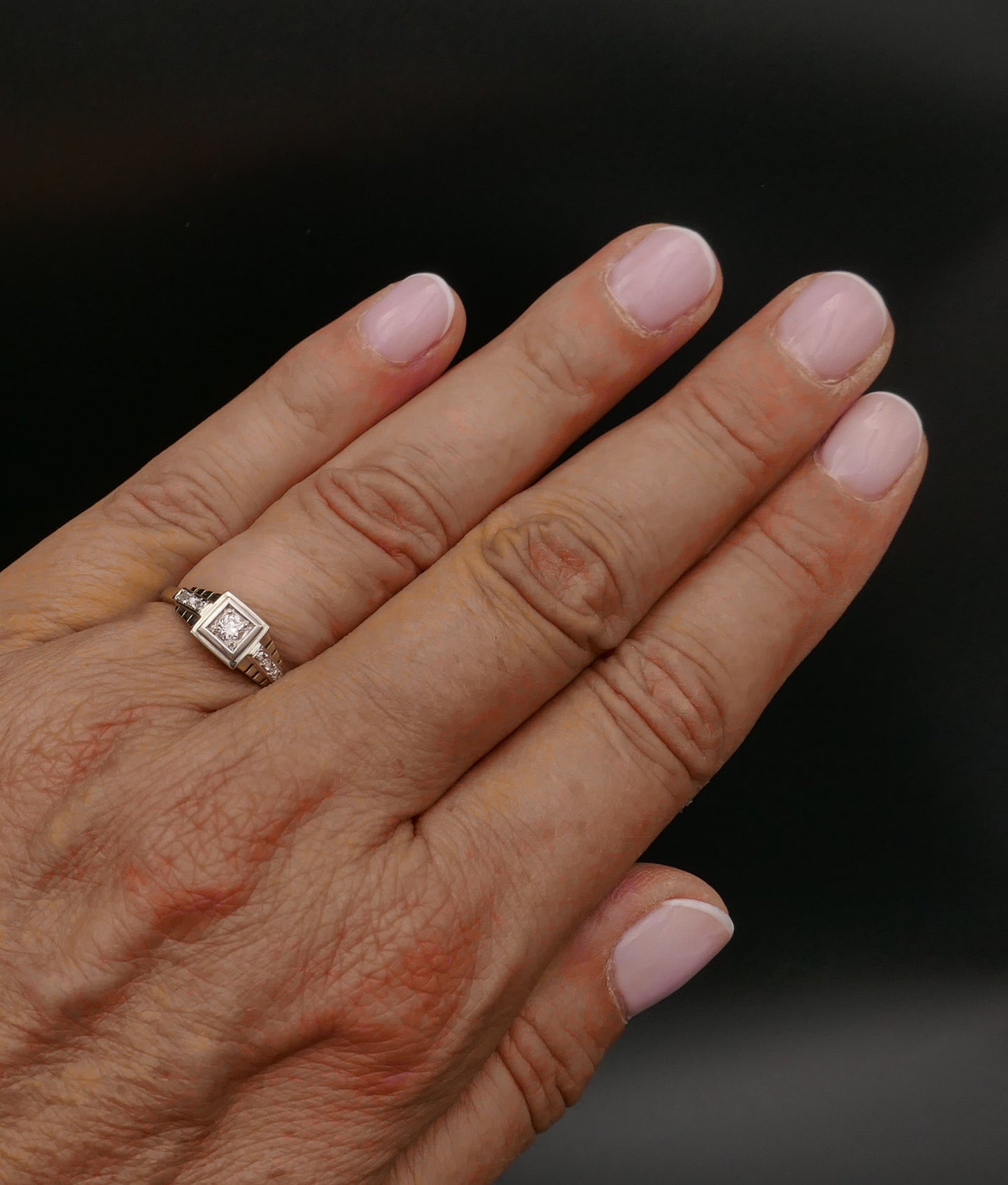 Bague d'époque Art Déco, sertie d'un diamant épaulé de diamants taille rose.