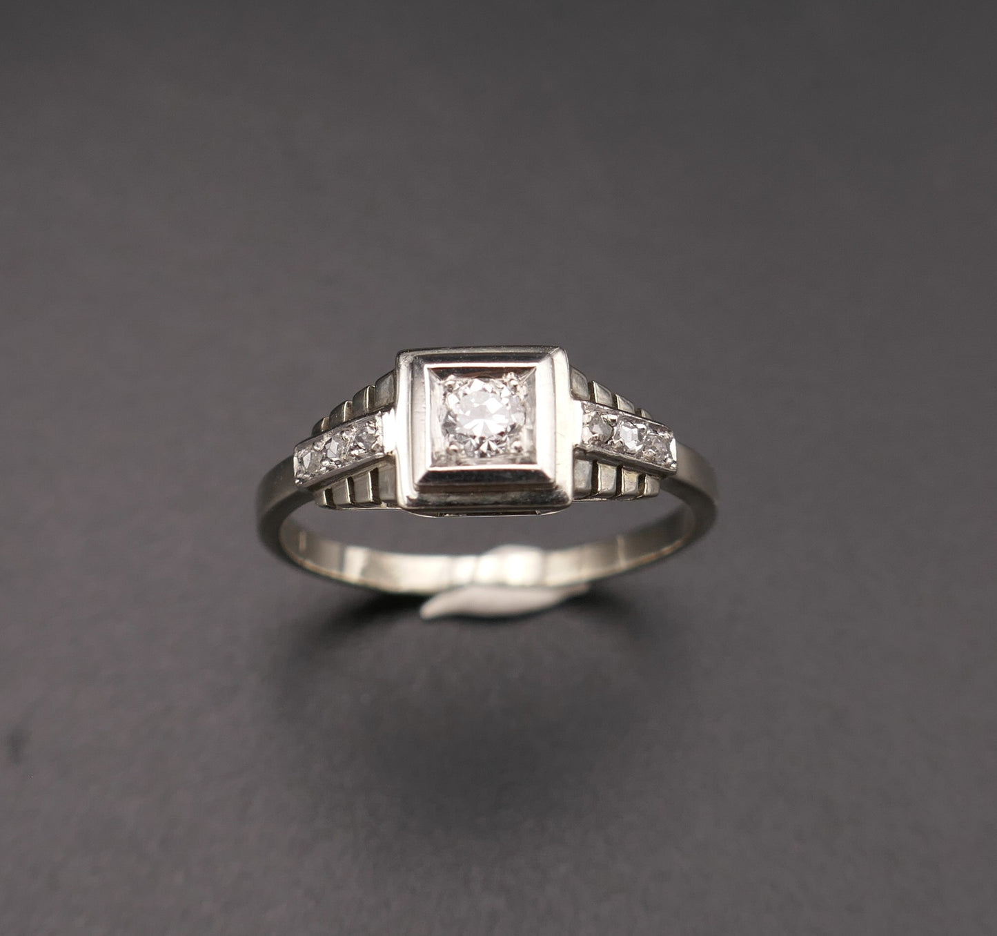 Bague d'époque Art Déco, sertie d'un diamant épaulé de diamants taille rose.