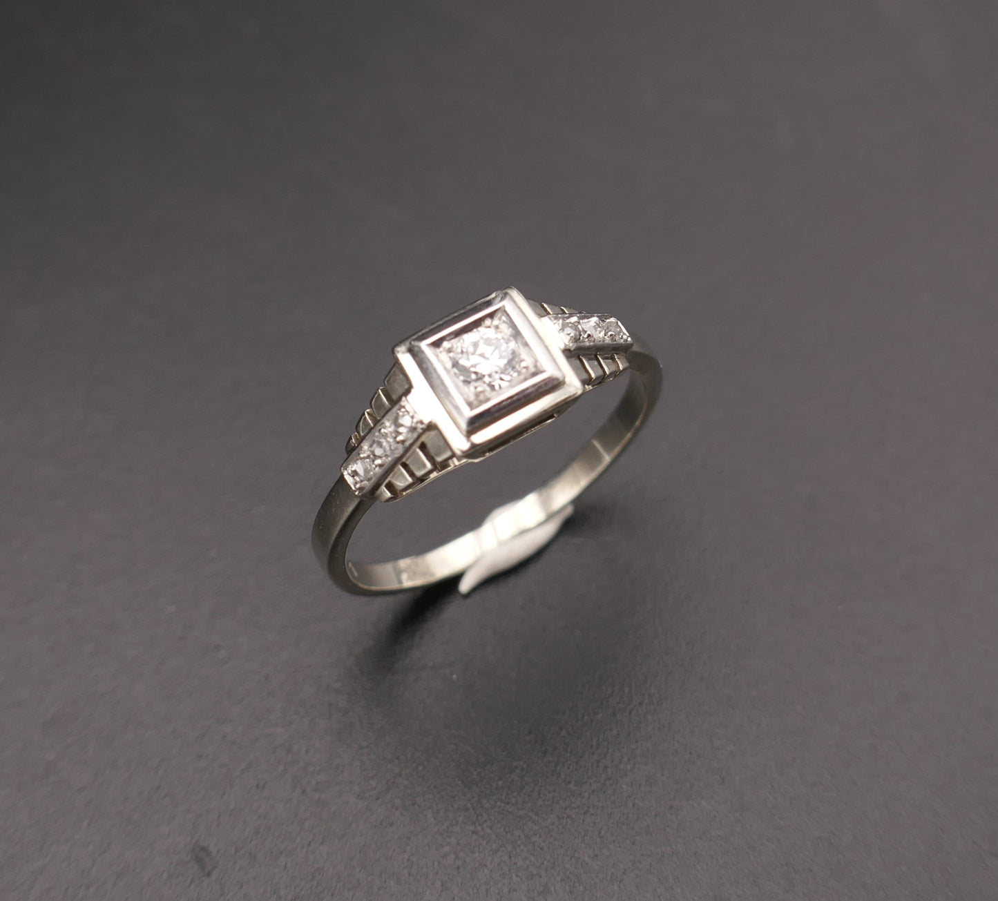 Bague d'époque Art Déco, sertie d'un diamant épaulé de diamants taille rose.