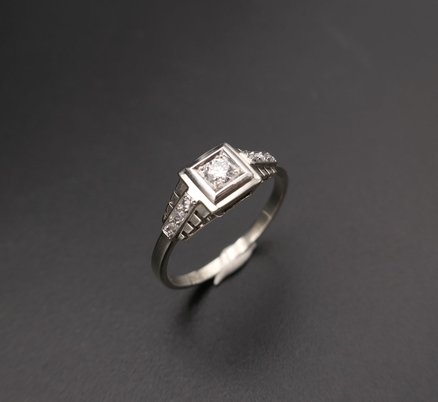 Bague d'époque Art Déco, sertie d'un diamant épaulé de diamants taille rose.