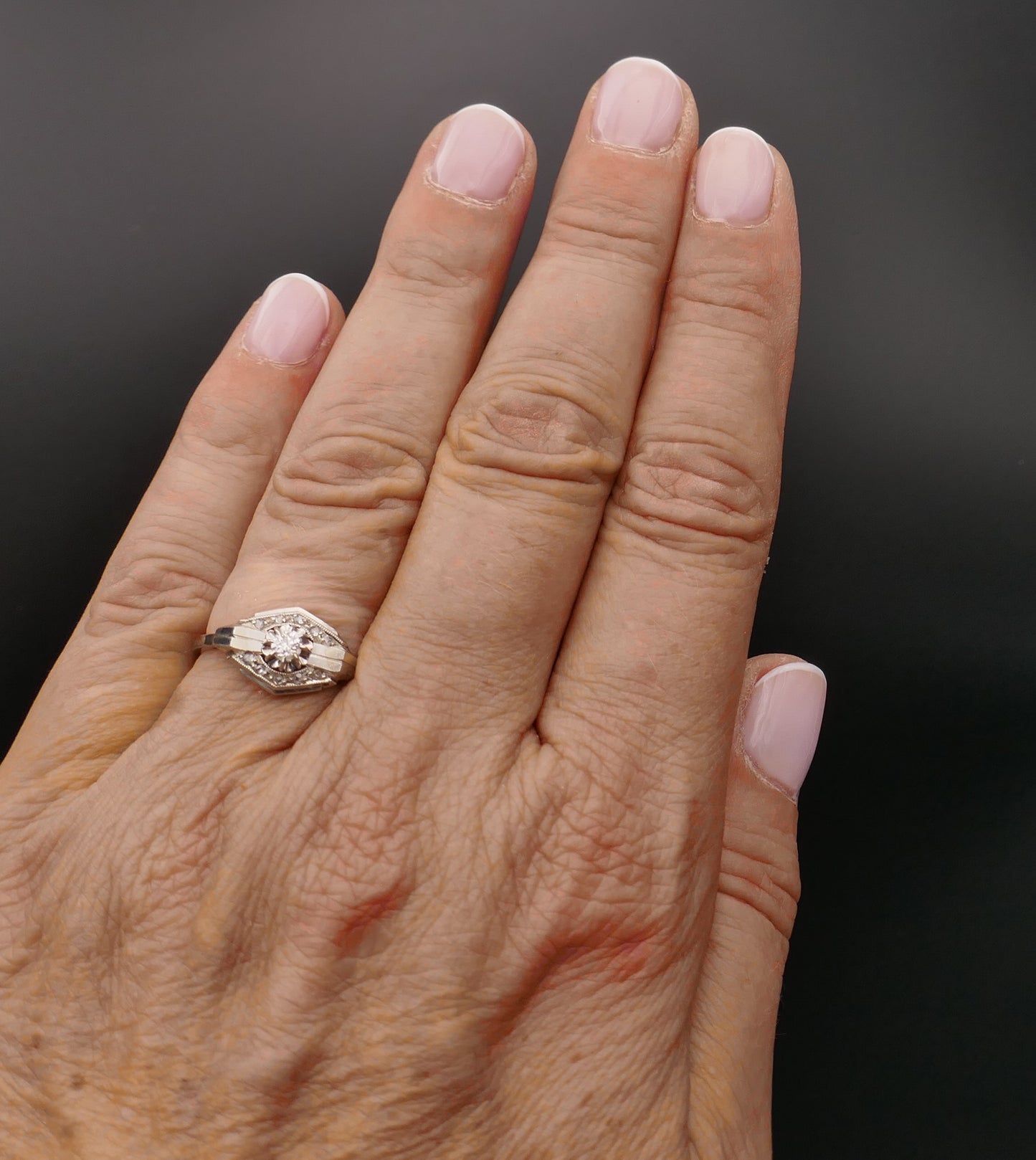 Art Déco, Bague diamants, or et platine, Neuve de stock.