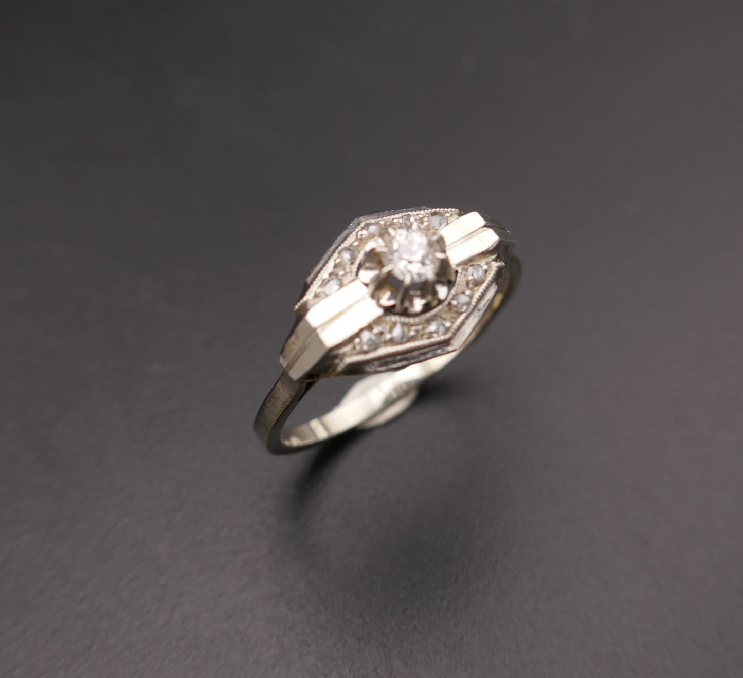 Art Déco, Bague diamants, or et platine, Neuve de stock.