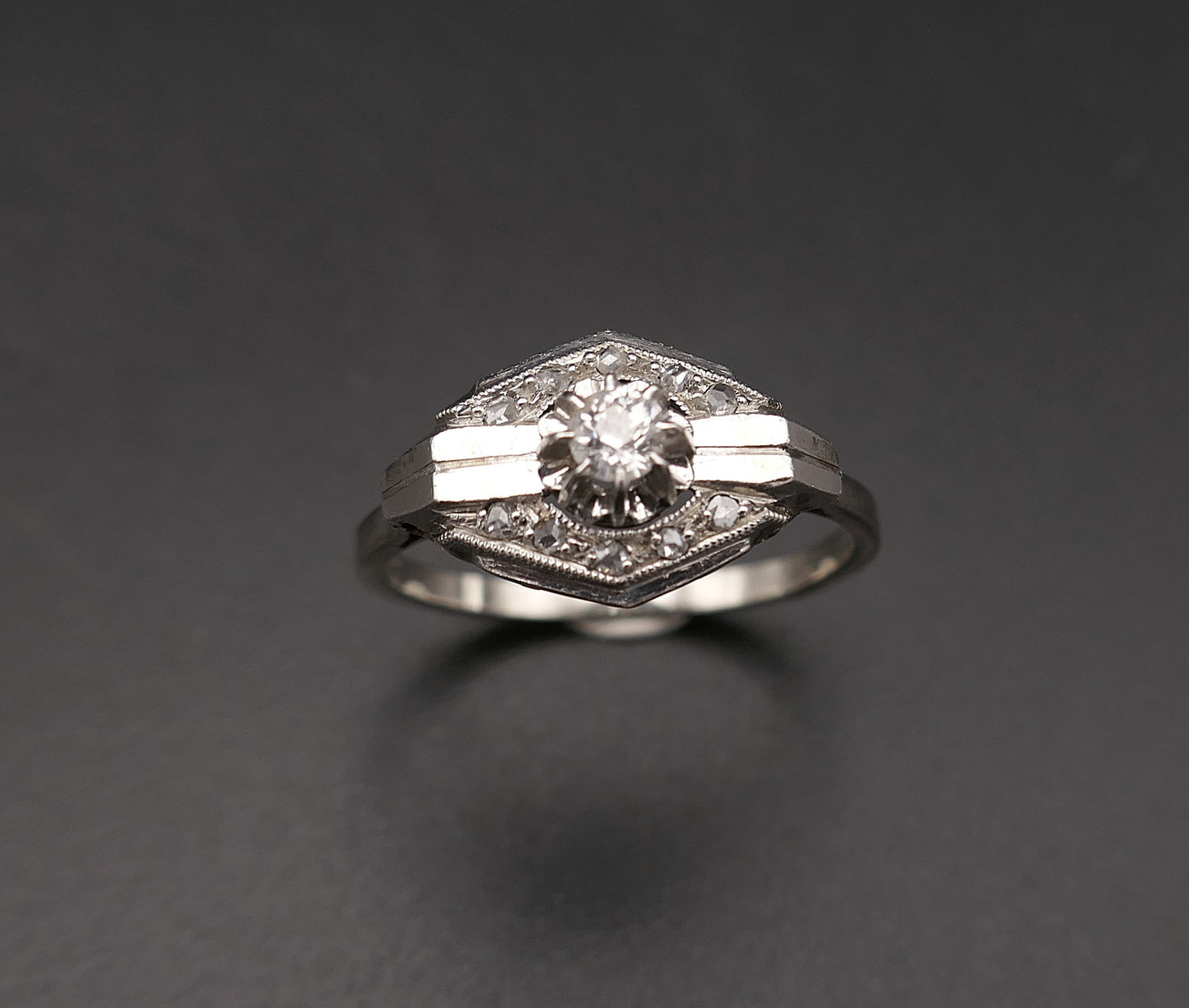 Art Déco, Bague diamants, or et platine, Neuve de stock.