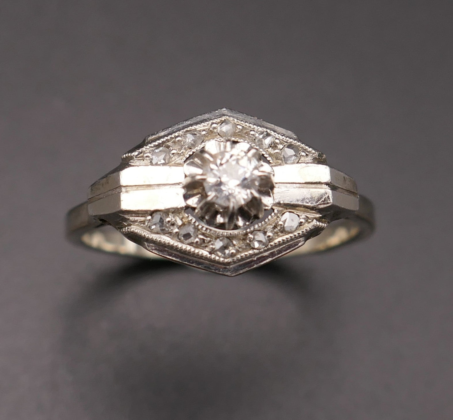Art Déco, Bague diamants, or et platine, Neuve de stock.