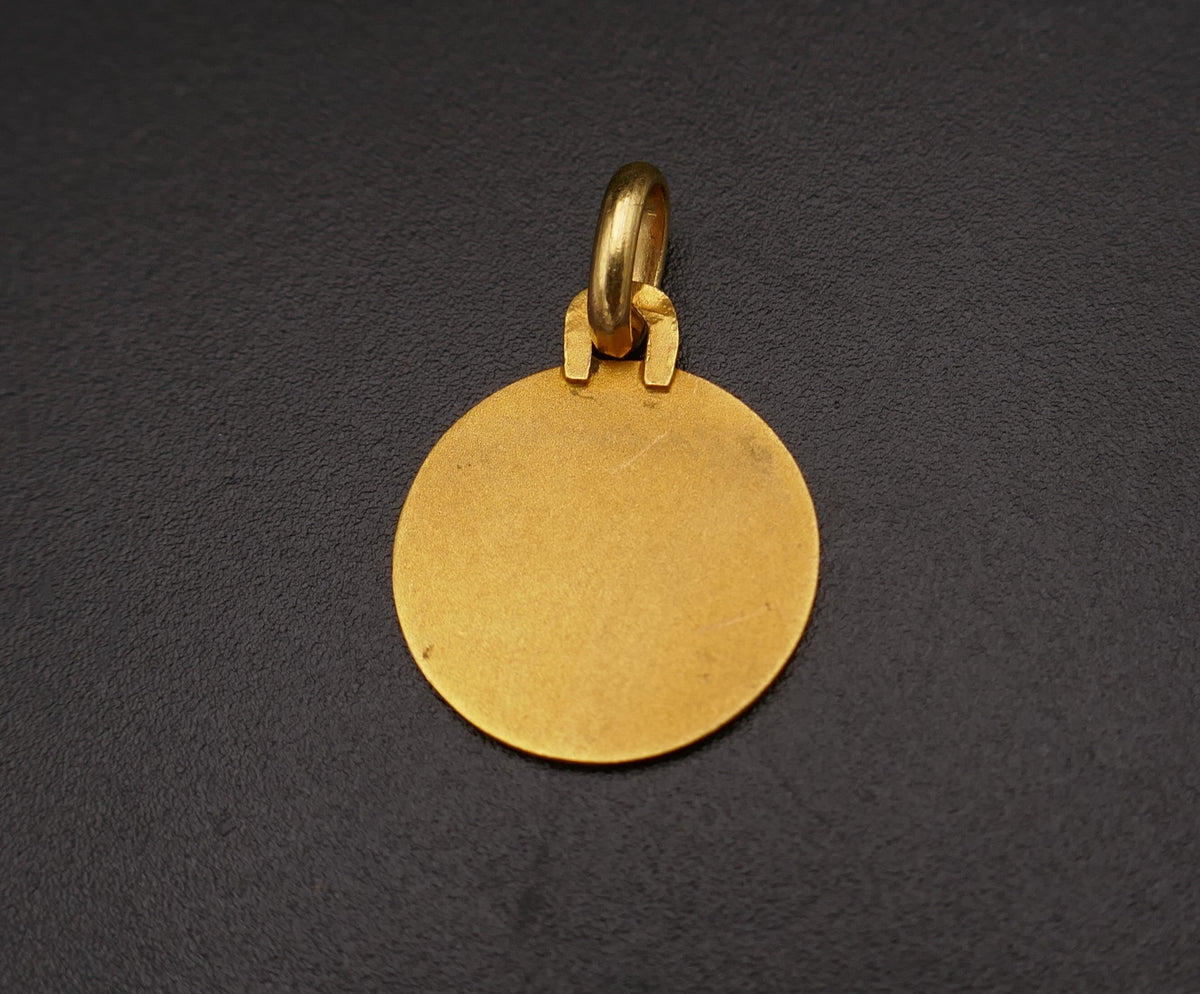 Médaille Vierge, or 18 carats.