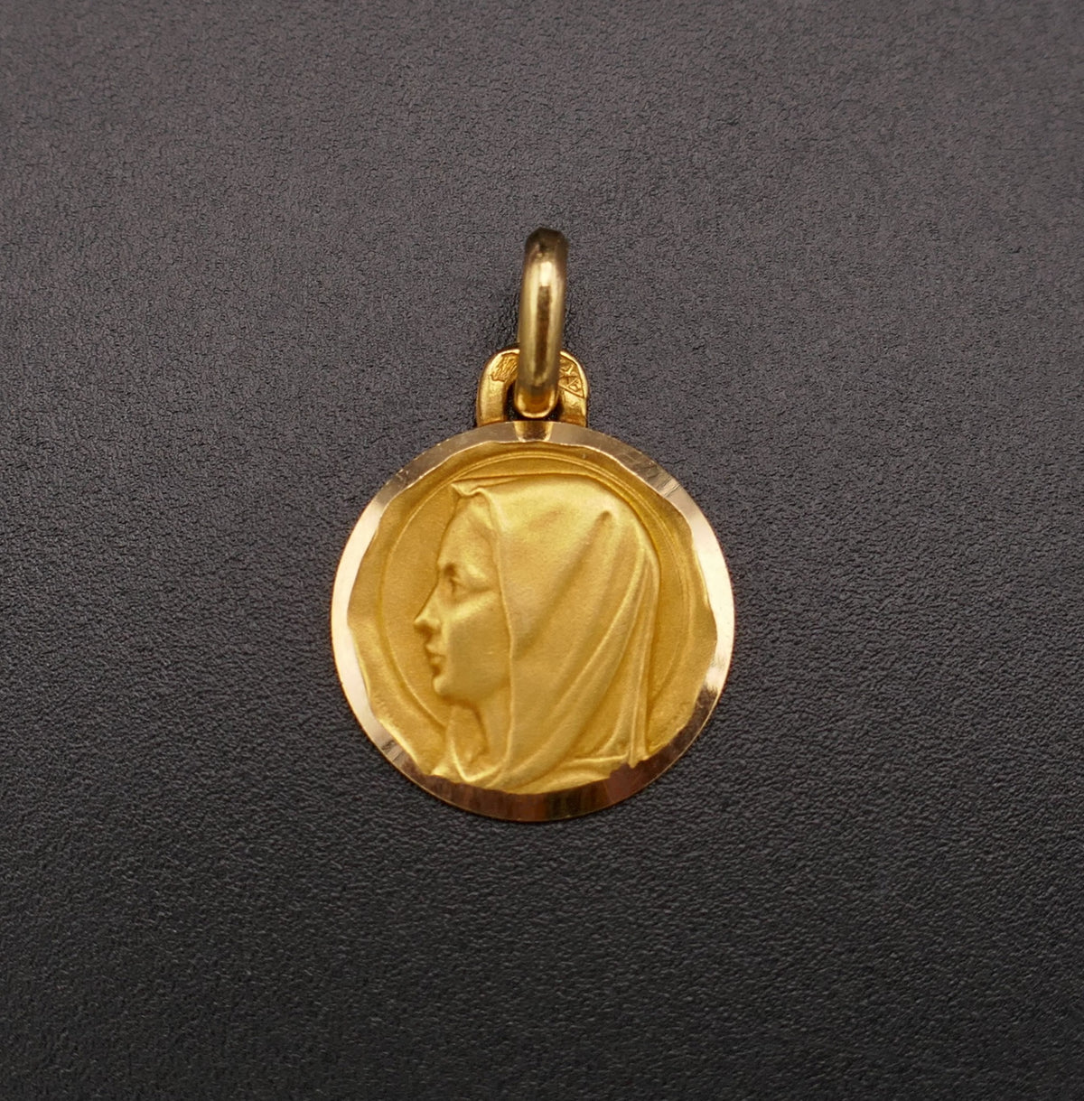 Médaille Vierge, or 18 carats.