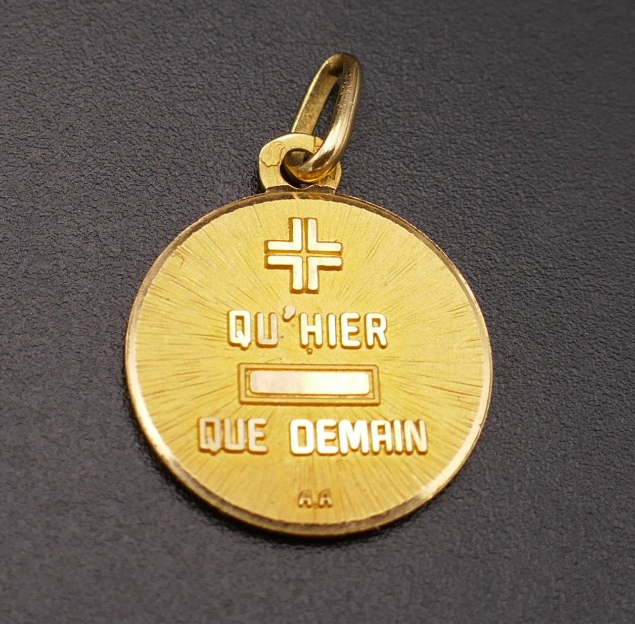 Médaille d'amour Augis, or 18 carats.