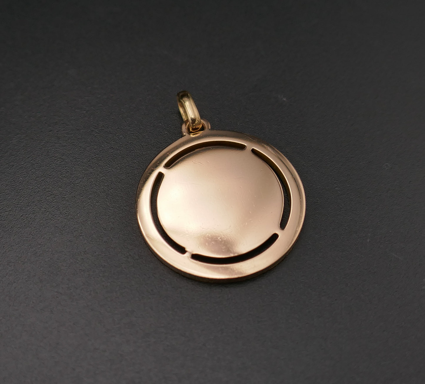 Rare Médaille d'Amour AUGIS, entourage d'émeraudes calibrées, plus qu'hier moins que demain.