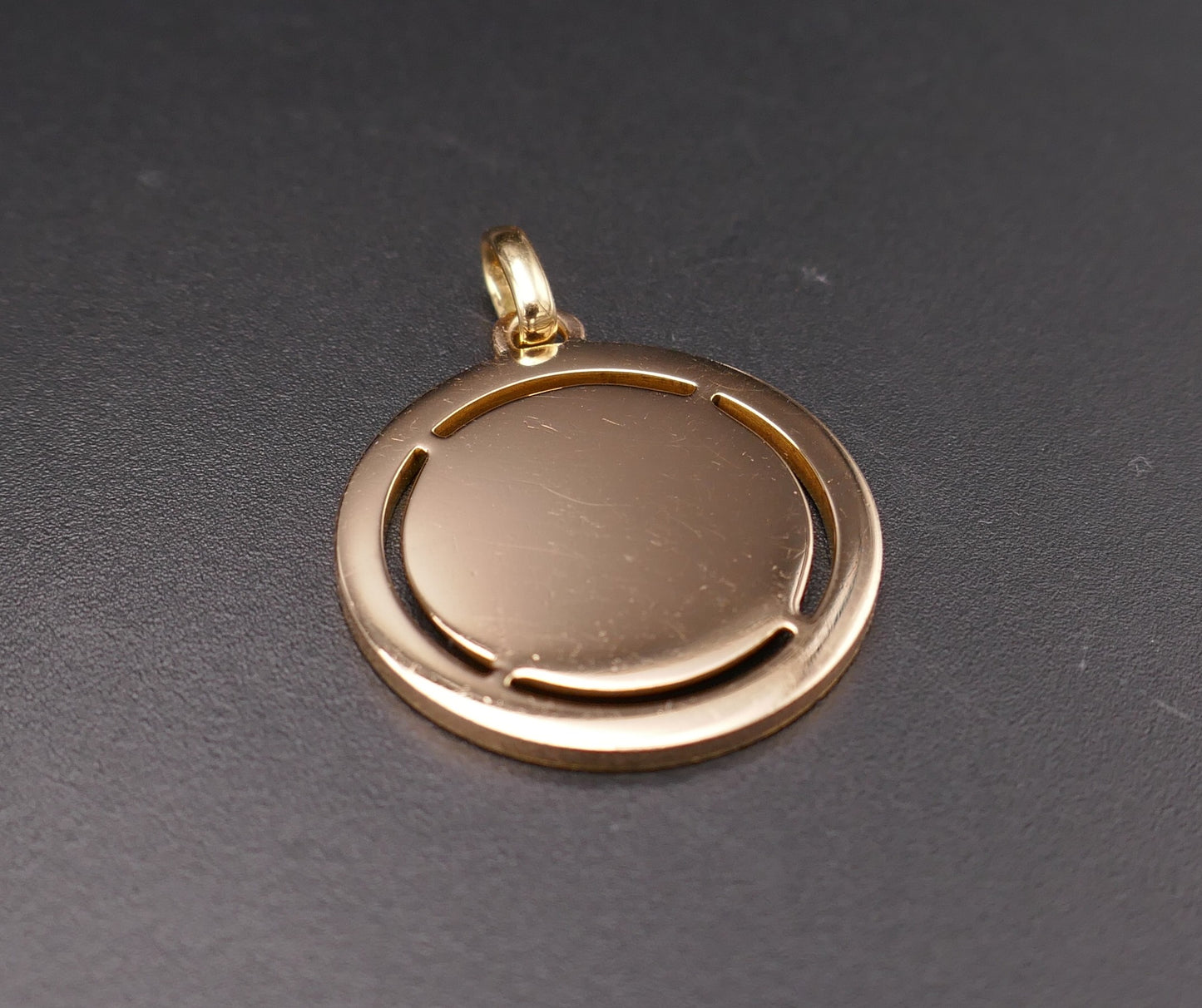Rare Médaille d'Amour AUGIS, entourage d'émeraudes calibrées, plus qu'hier moins que demain.