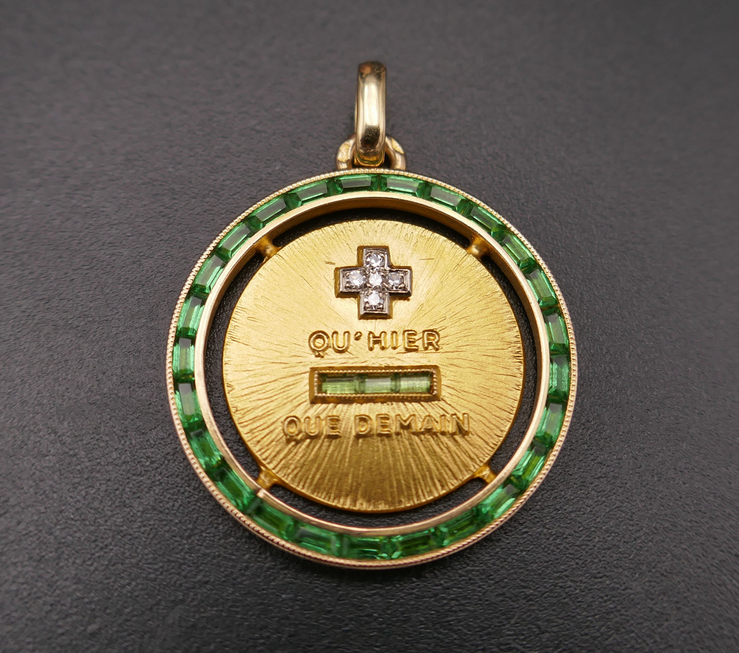 Rare Médaille d'Amour AUGIS, entourage d'émeraudes calibrées, plus qu'hier moins que demain.