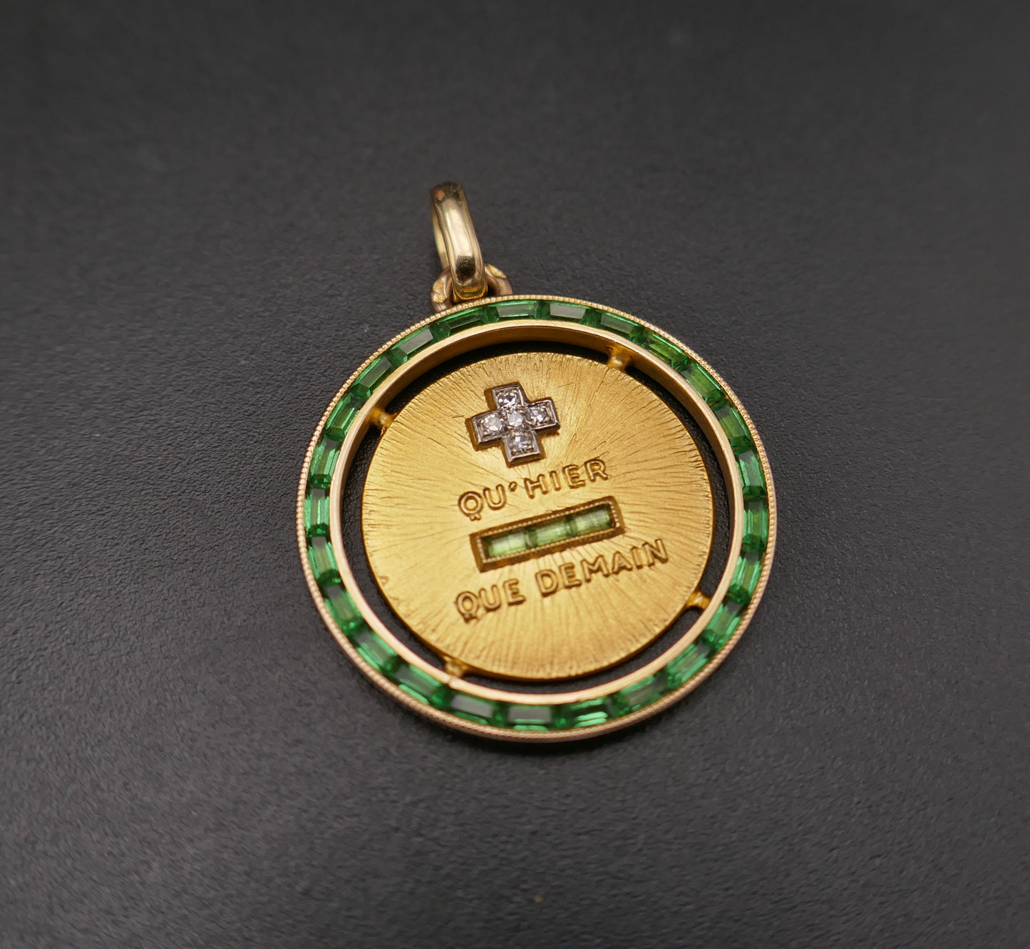 Rare Médaille d'Amour AUGIS, entourage d'émeraudes calibrées, plus qu'hier moins que demain.