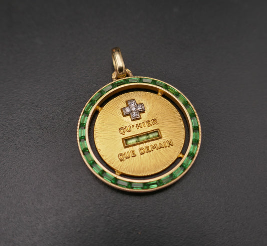 Rare Médaille d'Amour AUGIS, entourage d'émeraudes calibrées, plus qu'hier moins que demain.