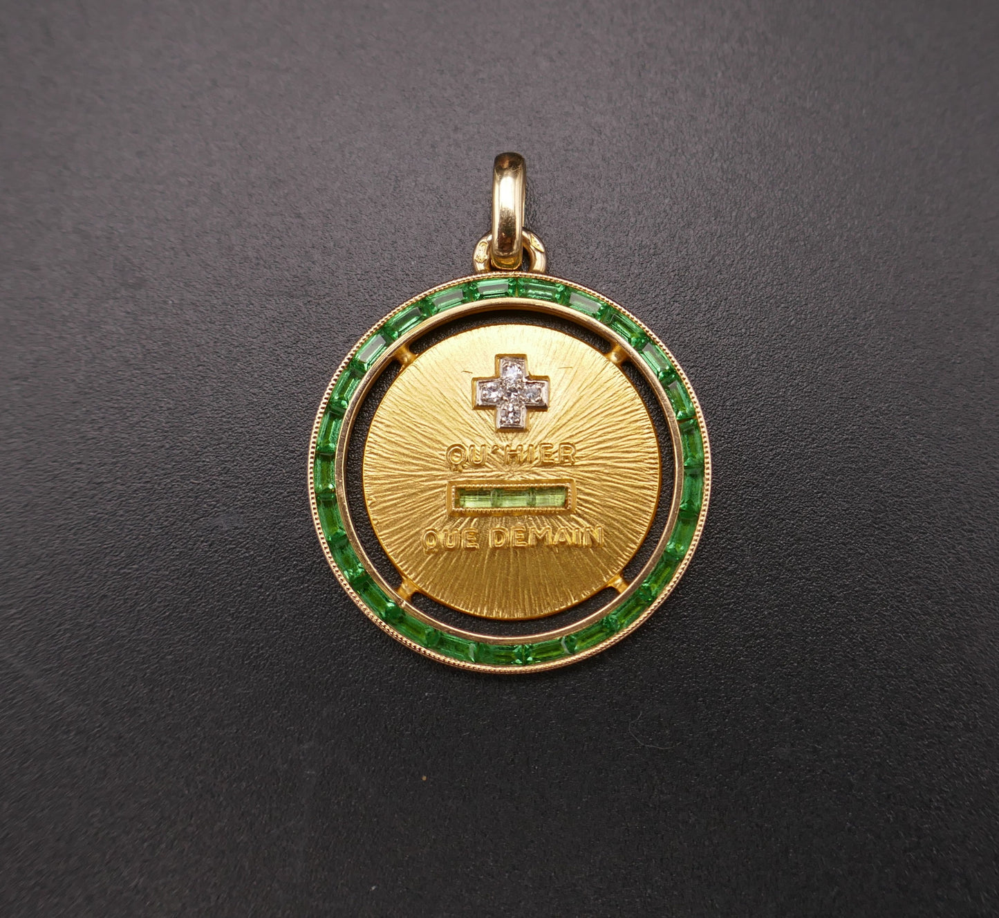 Rare Médaille d'Amour AUGIS, entourage d'émeraudes calibrées, plus qu'hier moins que demain.