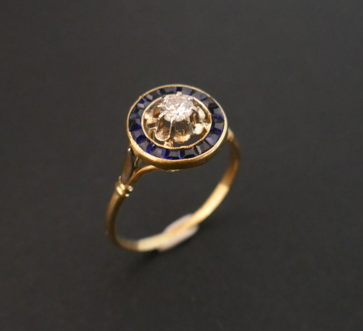 Bague Ornée d'Un Diamant, Entourage De Saphirs Calibrés