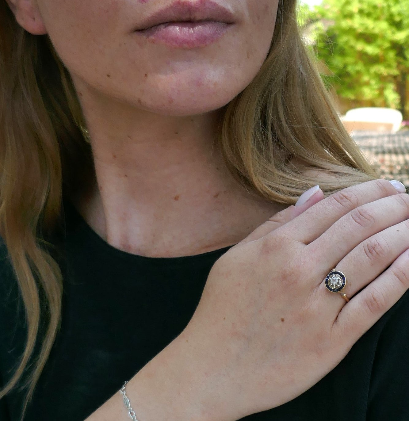 Bague Ornée d'Un Diamant, Entourage De Saphirs Calibrés