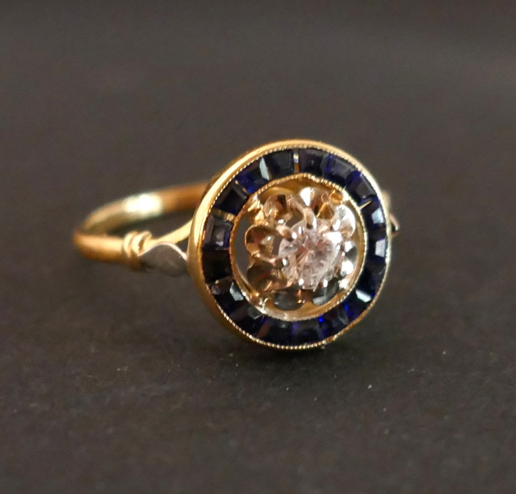 Bague Ornée d'Un Diamant, Entourage De Saphirs Calibrés