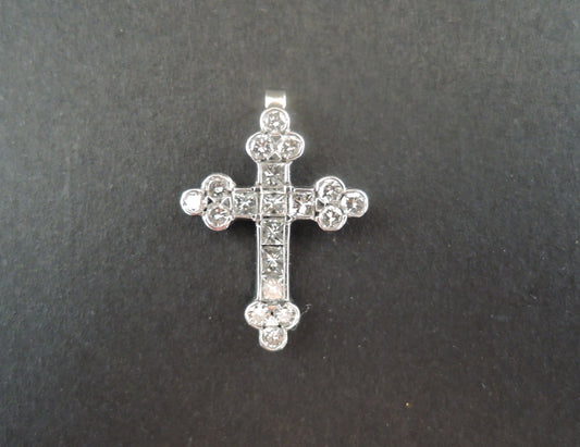 Croix Diamants Taille Princesse Et Brillant, Or Blanc 18 Carats