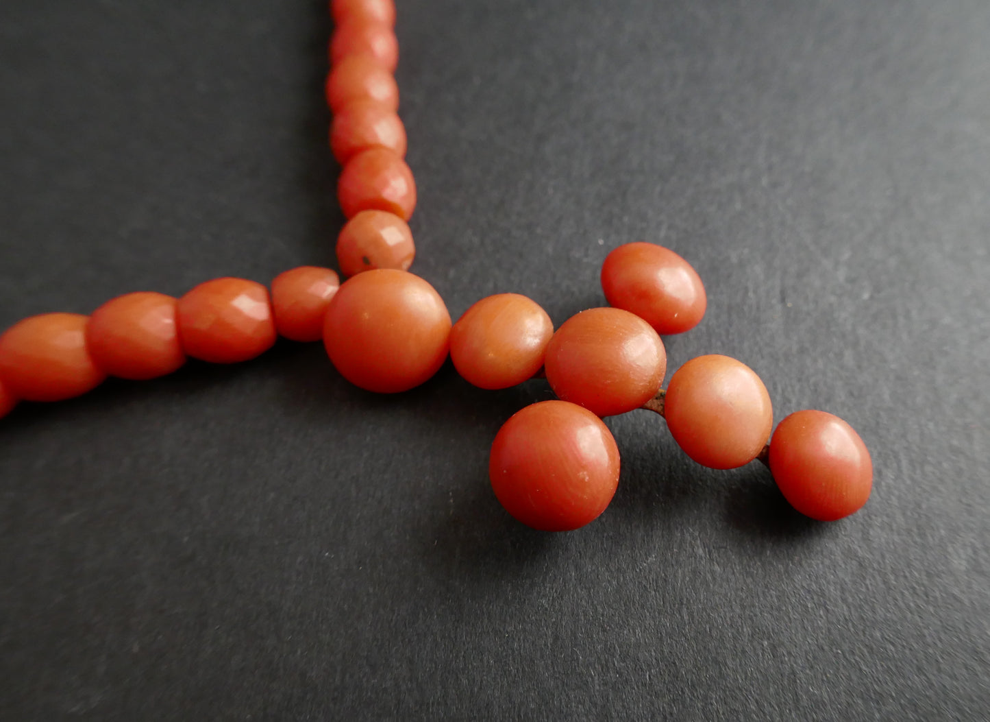 Collier De Perles De Corail Facettées Et Croix En Corail