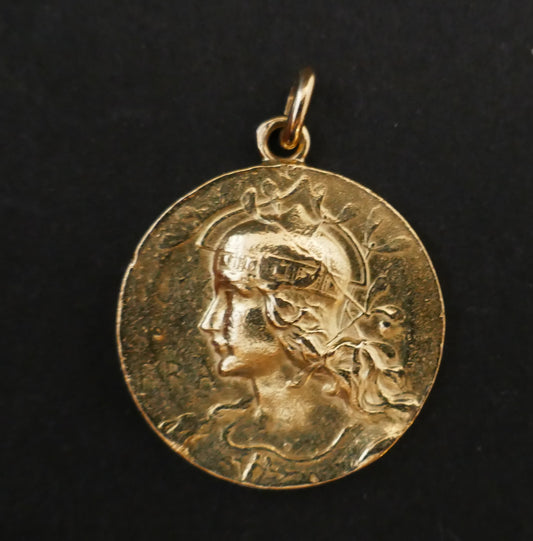 Médaille Représentant Une Femme Casquée