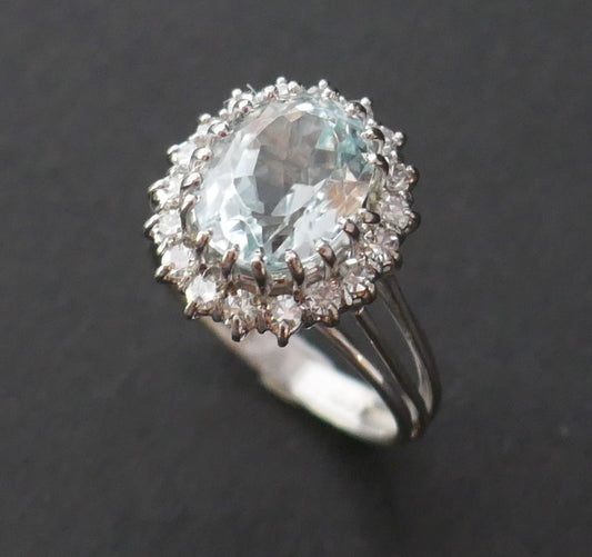 Bague Sertie d'Une Aigue Marine Et Diamants