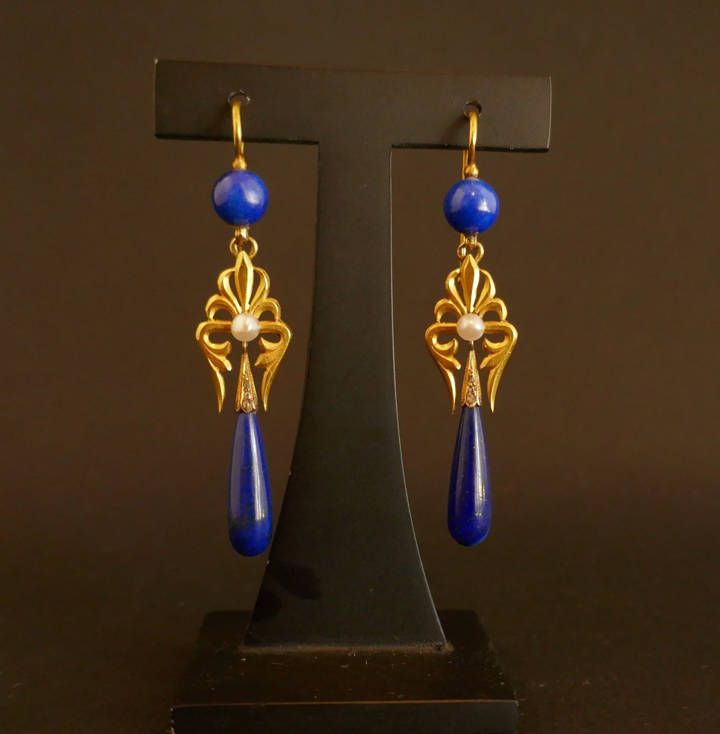 Paire de pendants d'oreilles Art Déco perles, lapis lazuli et diamants taille rose, vers 1920