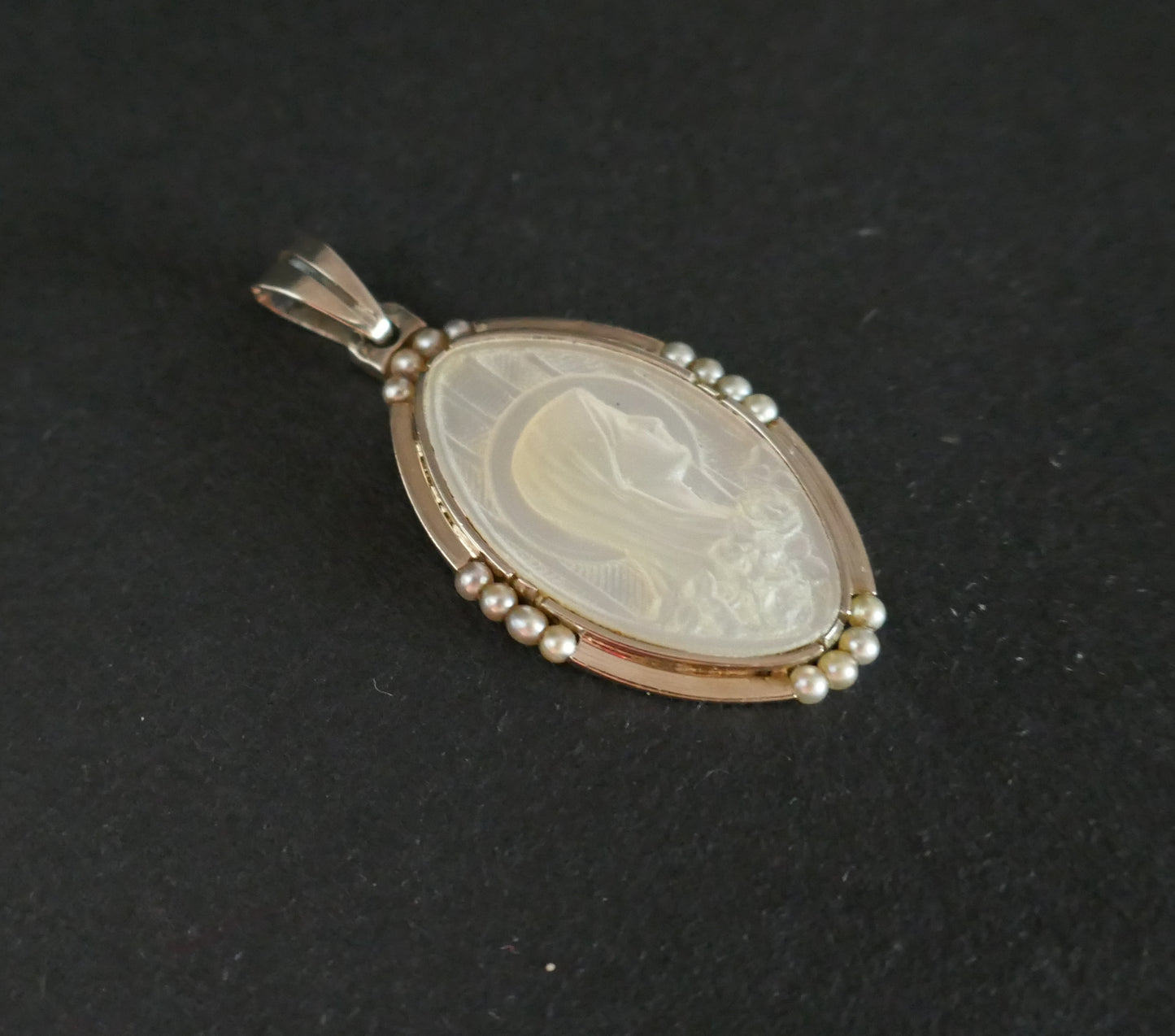 Médaille Ancienne En Nacre Et Perles Fines