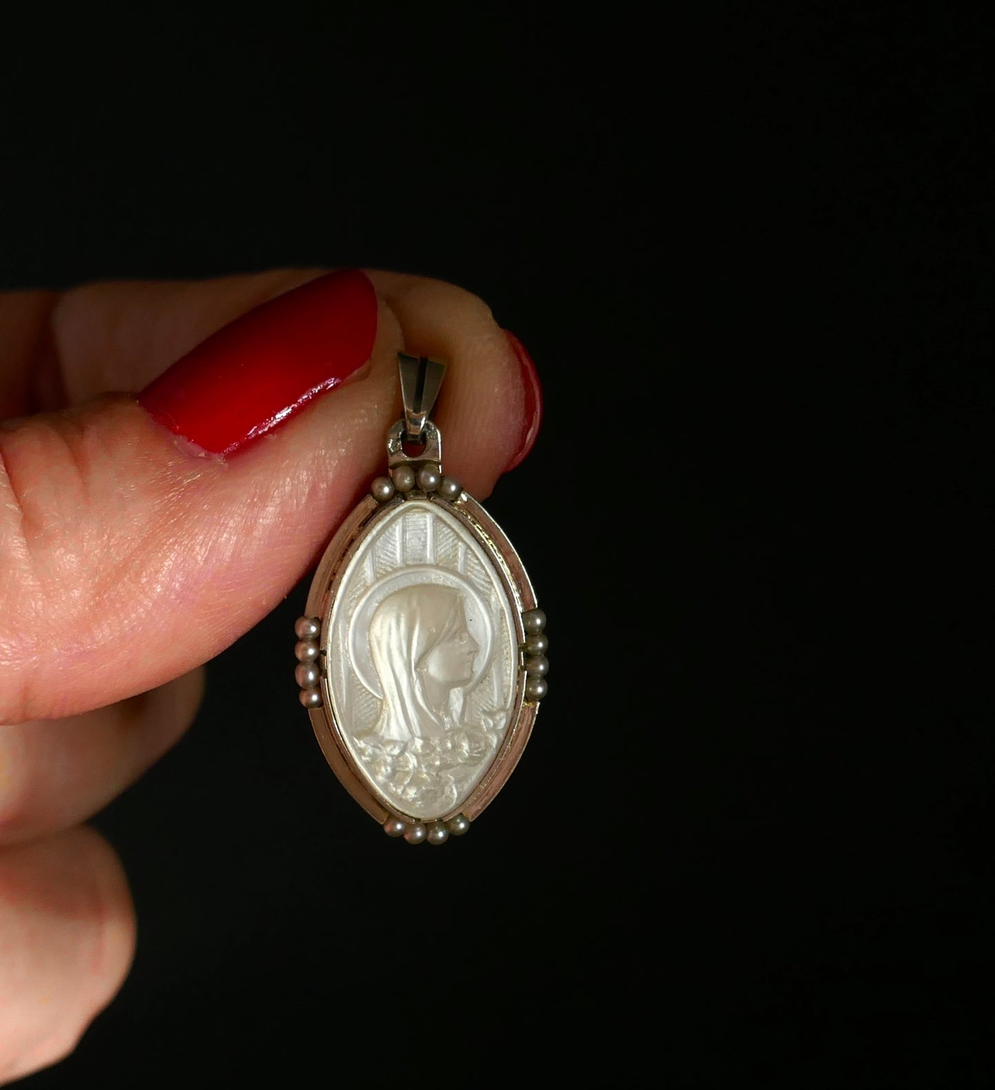 Médaille Ancienne En Nacre Et Perles Fines