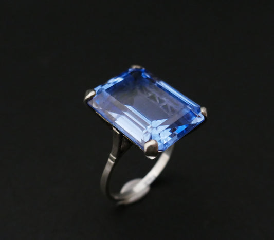 Bague Sertie d'Un Important Spinelle de synthèse, Monture En Argent