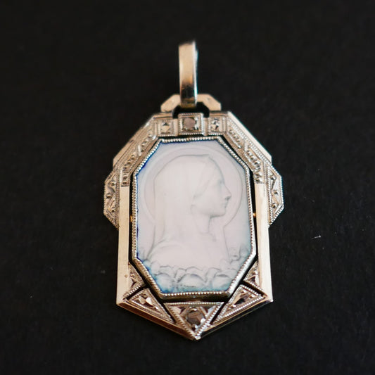 Médaille Art Déco, Vierge En Nacre, Diamants Taille Rose avec chaîne
